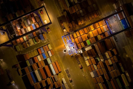 Bức tranh u ám ở cảng container lớn nhất nhì Trung Quốc: Container rỗng chất thành đống, tài xế xe tải thất nghiệp hàng loạt vì xuất khẩu ế ẩm