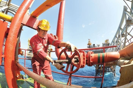 Nguồn cung thắt chặt hỗ trợ giá dầu tăng mạnh 2%