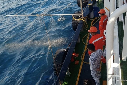 Philippines đang chạy đua tìm kiếm con tàu chở 800.000 lít dầu bị chìm