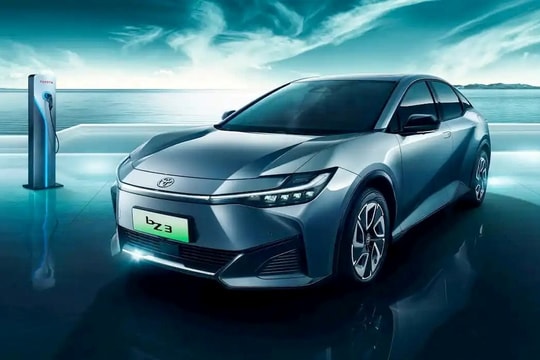 Toyota chơi lớn: Bắt tay với đối thủ của Tesla tung ô tô điện giá hơn 600 triệu, bán ngay trong tháng này