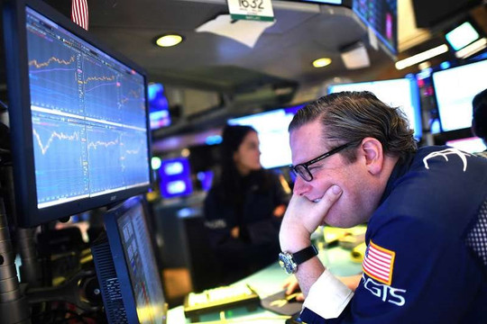 Chủ tịch Fed phát tín hiệu tiếp tục tăng lãi suất, chứng khoán Mỹ và châu Á đồng loạt bị bán tháo, nhà đầu tư 'xả' cổ phiếu ngân hàng
