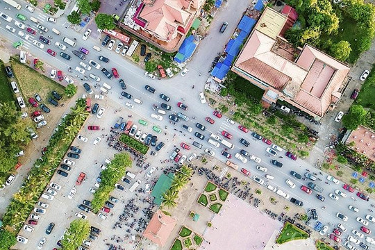 Một xã nông thôn ở tỉnh nghèo của Việt Nam cứ 2 hộ dân có 1 ô tô