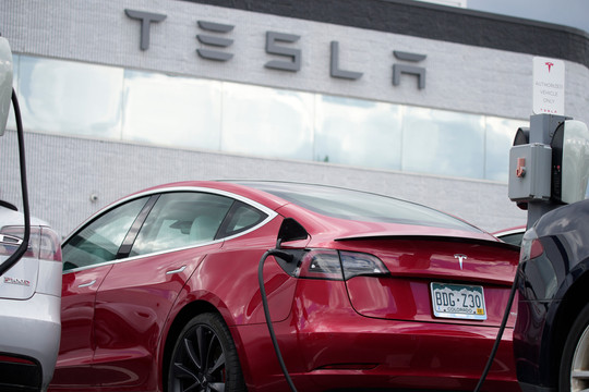 Chiêu giảm giá xe điện của Tesla bắt đầu phản tác dụng, các hãng xe chạy theo cẩn thận nhận 'trái đắng'