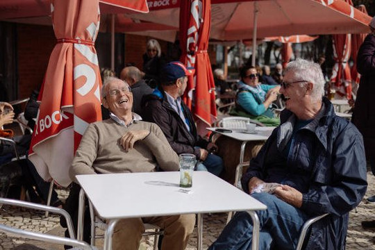 Sướng như người già Pháp: Lương hưu cao chót vót, chính phủ trả hết tiền y tế, thời gian rảnh thoải mái đi du lịch, hưởng thụ cuộc sống