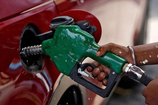 Xử phạt 2 doanh nghiệp mua xăng dầu ngoài hệ thống 