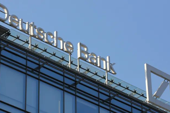 Cố phiếu Deutsche Bank sụt 9% sau khi hợp đồng hoán đổi rủi ro tín dụng tăng vọt