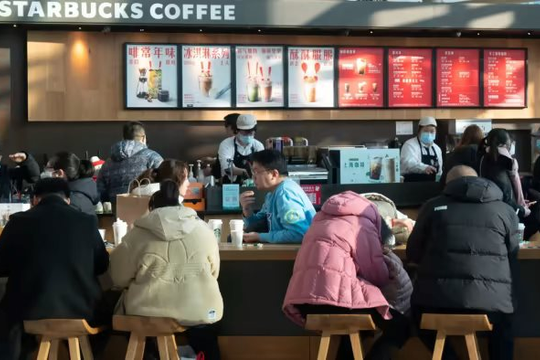 Cơn đau đầu của Starbucks: Khách hàng chỉ 'tự thưởng' ly cà phê giá 100.000 đồng 1 lần/tuần, chịu thua trước những chuỗi bán giá 17.000 đồng/ly