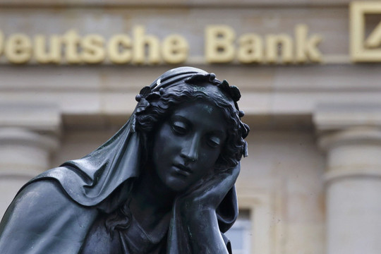 Được đánh giá là ngân hàng có 'sức khoẻ tốt' nhưng cổ phiếu vẫn bị bán mạnh, chuyện gì đang xảy ra ở Deutsche Bank? 