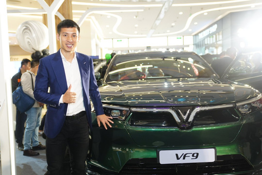 VinFast bàn giao 27 ô tô VF 9 đầu tiên cho khách hàng
