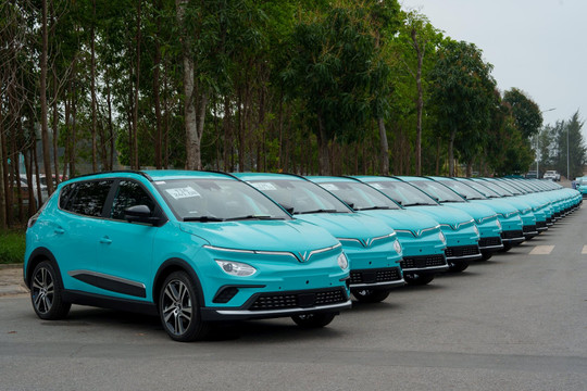 Công ty taxi điện của ông Phạm Nhật Vượng tìm đối tác tài xế Greencar Luxury VF8: Lương gần 14 triệu đồng, có khả năng nói tiếng Anh và cao từ 1m70 trở lên