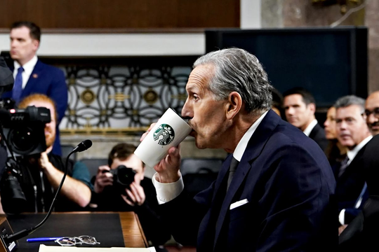 Bị gọi là tỷ phú, Cựu CEO Starbucks Howard Schultz tức giận: Đấy là tiền của tôi, chẳng ai cho không tôi cả