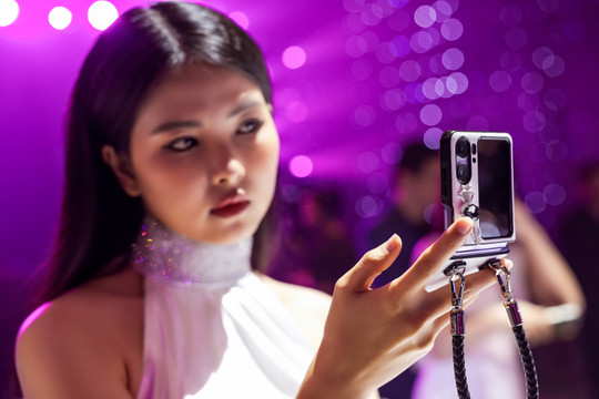 Smartphone gập vỏ sò với nếp gấp ‘tàng hình’, giá 19,9 triệu tại Việt Nam