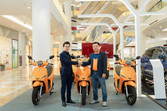 Ahamove mua 200 xe VinFast để mở dịch vụ cho thuê xe máy điện đầu tiên tại Việt Nam, sẽ thuê 1.000 xe từ công ty riêng của ông Phạm Nhật Vượng