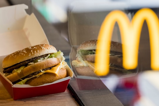 Làm mưa làm gió trên thế giới nhưng thất bại tại Việt Nam: McDonald's ngừng bán Burger vì không thể cạnh tranh nổi với bánh mì?