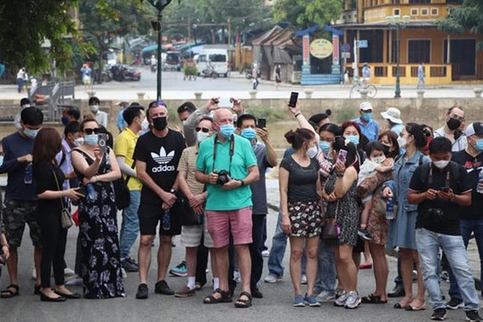 Ngành du lịch “nhà người ta”: Cùng lưu trú 9 ngày, khách quốc tế đến Việt Nam tiêu 1.200 USD, nhưng qua Thái Lan chịu chi gấp đôi tới 2.500 USD