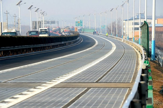 Người Trung Quốc khiến cả thế giới kinh ngạc: 5 năm trước đã xây cao tốc thông minh lát pin mặt trời phục vụ cách mạng xe tự lái