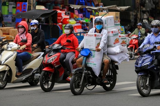 Tăng trưởng kinh tế giảm tốc, thu nhập của lao động ở "đầu tàu" kinh tế TP.HCM thay đổi ra sao trong quý I/2023?