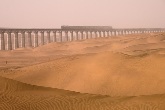 Xây đường sắt chạy xuyên sa mạc, Trung Quốc tiếp tục đạt được những thành tựu "khủng" về cơ sở hạ tầng