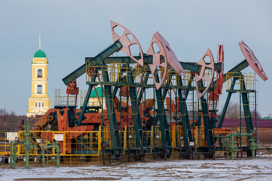 Nga giảm sản lượng dầu 700.000 thùng mỗi ngày, các nước từ Âu đến Á vẫn đua nhau nhập khẩu