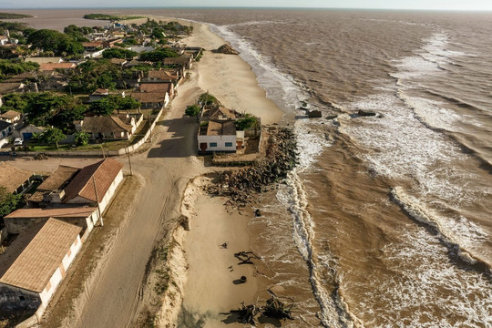 Thị trấn "bị nuốt chửng" hé lộ những thách thức của các quốc gia ven biển trong cuộc chiến với biến đổi khí hậu