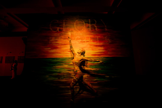 Tín đồ nghệ thuật chen chân thưởng thức triển lãm “Glory to GLORY”