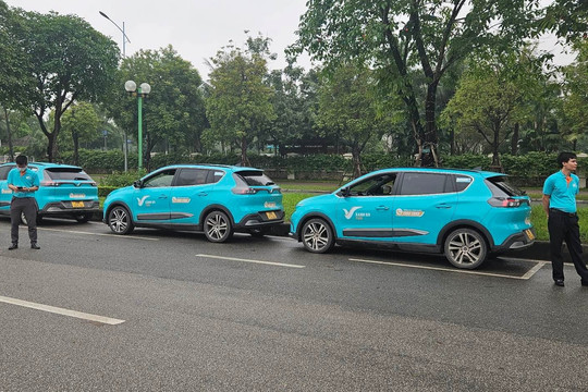 Hãng taxi điện của ông Phạm Nhật Vượng chính thức vận hành tại Hà Nội: quy mô ban đầu 500 xe VF e34, 100 xe VF8, sẽ ‘Nam tiến’ ngay trong tháng này