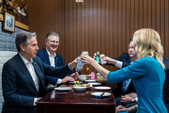 Từ hình ảnh Ngoại trưởng Mỹ đến thăm Việt Nam, ăn Cơm tay cầm, uống bia 333: Sabeco "bạo chi" hàng nghìn tỷ cho quảng cáo, khuyến mại thế nào?