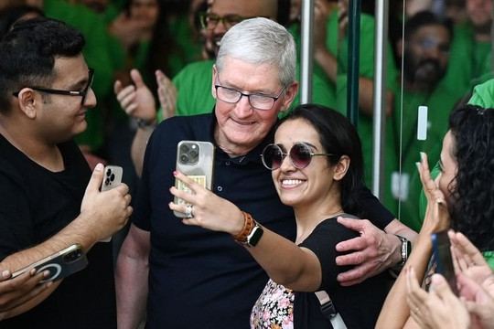 Theo dõi sát sao chuyến thăm Ấn Độ của Tim Cook, cư dân mạng Trung Quốc lo sợ Apple mang toàn bộ chuỗi cung ứng ra khỏi đại lục  