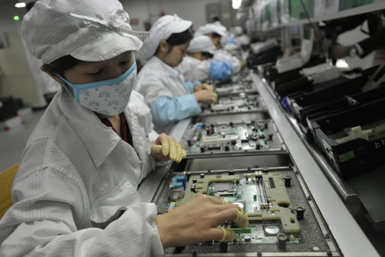 Apple nói lời 'chia tay cay đắng' với Trung Quốc, 'công xưởng iPhone' ngay lập tức cắt hơn 10% lương, 'mất' 1 nửa nhân sự 