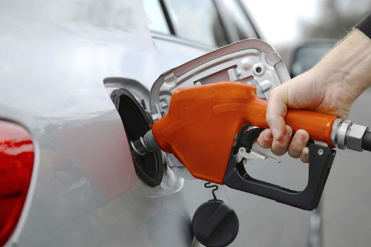 Giá xăng giảm mạnh hơn 600 đồng/lít, RON 95 xuống dưới 24.000 đồng/lít
