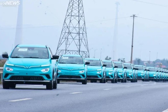 Vừa ra mắt 7 ngày, taxi điện của ông Phạm Nhật Vượng đã tuyển bổ sung tài xế: Lái xe hạng sang lương 14 triệu có nhiều yêu cầu khác biệt bất ngờ so với hạng tiêu chuẩn