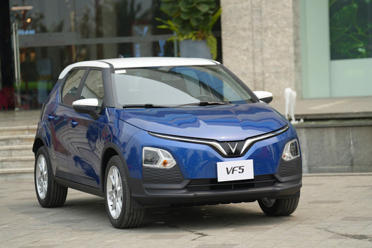 Ô tô điện giá rẻ nhất của VinFast chính thức bàn giao đến tay khách Việt, giá từ 458 triệu đồng