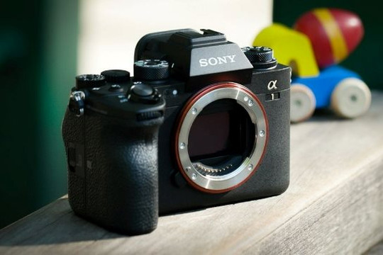 Bi hài chuyện Sony đi làm máy ảnh: 'Lừa' Canon, Nikon để giành thị phần nhưng rồi lại để mất ngôi vương chỉ sau 1 năm