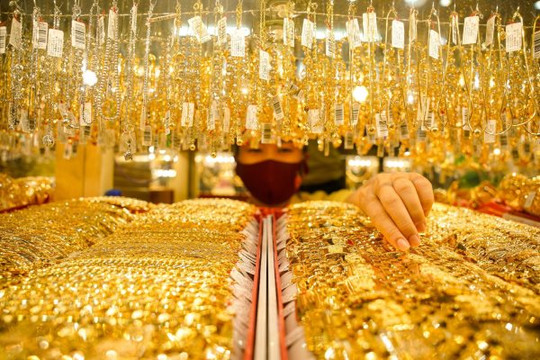 Giá vàng thế giới lại rớt xuống dưới mức 2.000 USD/ounce