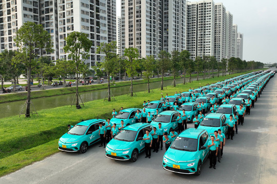 Taxi Xanh SM chính thức khai trương tại TP.HCM, bắt đầu hoạt động từ 30/4 với quy mô 500 xe VF e34, 100 xe VF8