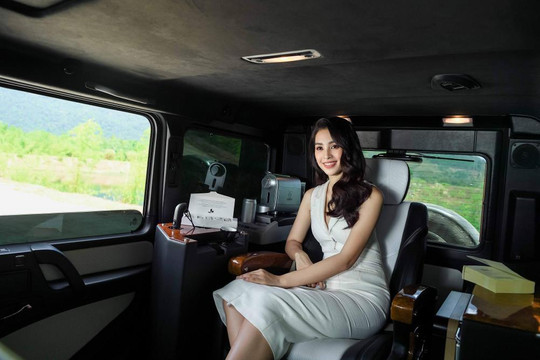 Trước ồn ào hẹn hò ông Đặng Lê Nguyên Vũ, Hoa hậu Tiểu Vy ngồi Mercedes G55, quảng bá khu sinh thái ông Vũ đang tu luyện