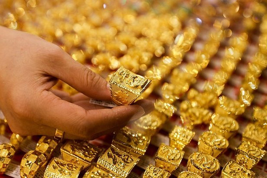 Vàng thế giới tăng vọt lên mức 2.051,6 USD/ounce