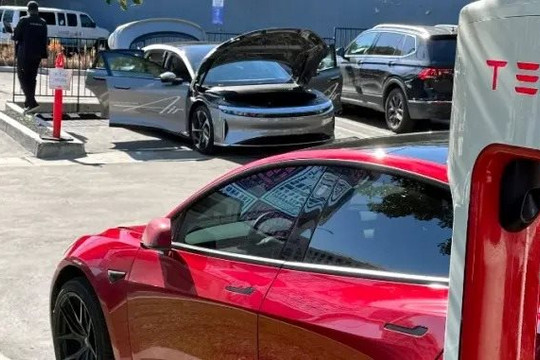 ‘Cao thủ không bằng tranh thủ’ – một hãng EV đem xe điện xịn nhất của mình trưng bày ở trạm sạc Tesla mời lái thử nhưng phản ứng của chủ xe Tesla mới là thứ khiến người ta ‘mắt tròn mắt dẹt’