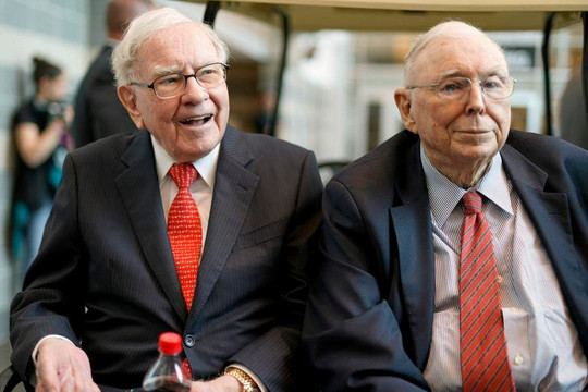 Đừng đa dạng hóa danh mục, hãy tự viết điếu văn cho mình: Những lời khuyên thông thái nhất được Warren Buffett và Charlie Munger chia sẻ tại ĐHCĐ thường niên 2023