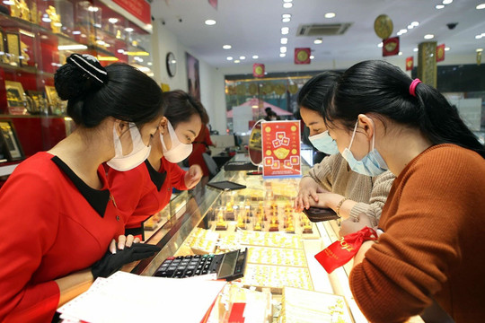 Người Việt mua ít hơn 2,4 tấn vàng trong quý I/2023, nguyên nhân do đâu?