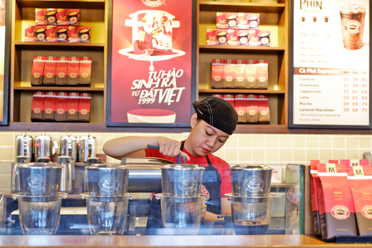 Trong khi Highlands Coffee đạt doanh thu kỷ lục 3.700 tỷ, "người anh em" Phở 24 mới bị Jollibee bán lại cho cha đẻ