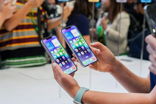Đang trải qua năm khó khăn nhất trong lịch sử ngành kinh doanh iPhone, các nhà bán lẻ chọn cách thích nghi ra sao?