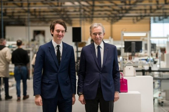 Hổ phụ sinh hổ tử: Chưa cần được thừa kế Louis Vuitton, Dior…, con trai 28 tuổi của tỷ phú giàu nhất thế giới sắp tự xây dựng 1 hãng đồng hồ tỷ USD