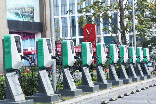 10 năm nữa mới được dùng trạm sạc của Vingroup, nhưng xe điện hãng khác có thể được sạc ở trạm của một công ty Singapore ngay năm sau