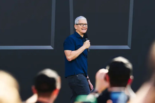 Tham vọng bí mật của Tim Cook: Đi ngược chiều cả thế giới để tìm ra ‘điều lớn lao tiếp theo’ sau iPhone, chấp nhận ‘được ăn cả, ngã về không’