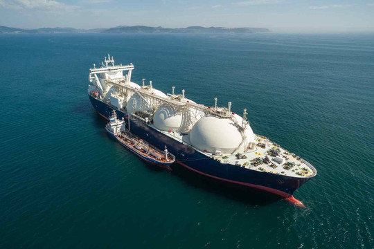 Cuộc đua giành hợp đồng LNG dài hạn của châu Á: giá có thể tăng đột biến do các tay to 'om hàng'