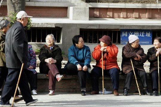 Từ trường học thành viện dưỡng lão: Trung Quốc gặp khủng hoảng lớn hơn cả Nhật Bản, ông Tập khẳng định "vấn đề sống còn"