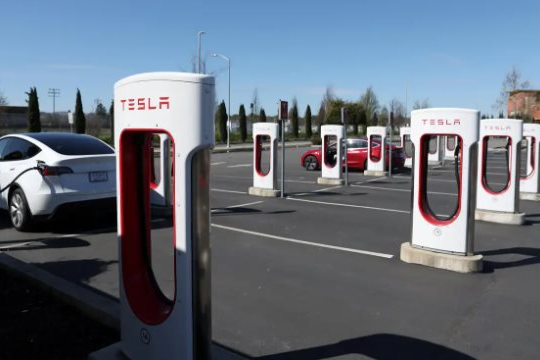 Tesla chính thức thực hiện điều “ngược đời” trong ngành xe điện: Chi hàng tỷ USD để xây trạm sạc cho các đối thủ dùng chung