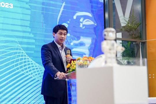 Dấu ấn tuổi 24 của con út "vua hàng hiệu" Johnathan Hạnh Nguyễn: Lấn sâu hợp tác phát triển giáo dục AI, Robot với các trường Đại học