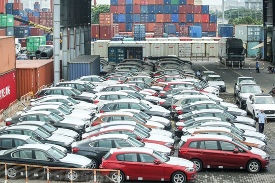 Trong một tháng, Việt Nam nhập khẩu hơn 12.000 chiếc ô tô, chủ yếu 9 chỗ trở xuống, một dòng xe không nhập chiếc nào